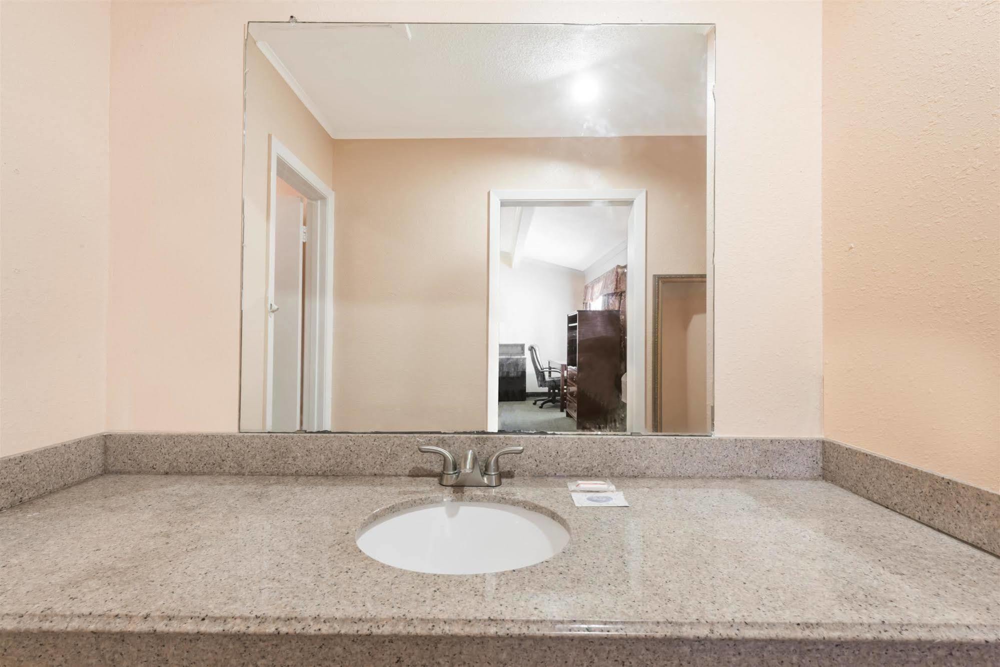 Oyo Hotel Lake Charles La I-10 エクステリア 写真